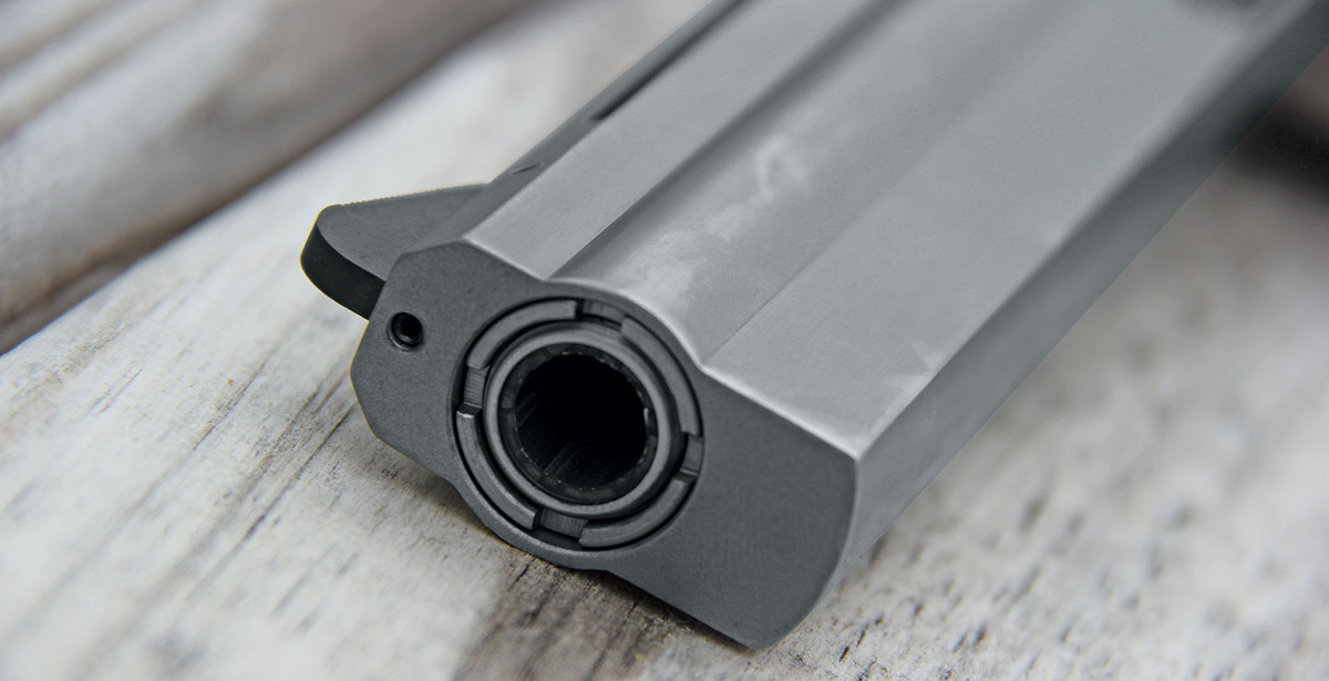 В оригинальной модели револьвера Dan Wesson натяжная гайка ствола находилась в передней части дула, что придавало оружию особый вид. В новой модели 715 гайка переместилась внутрь кожуха ствола. Это сделало оружие более компактным и эстетически привлекательным.