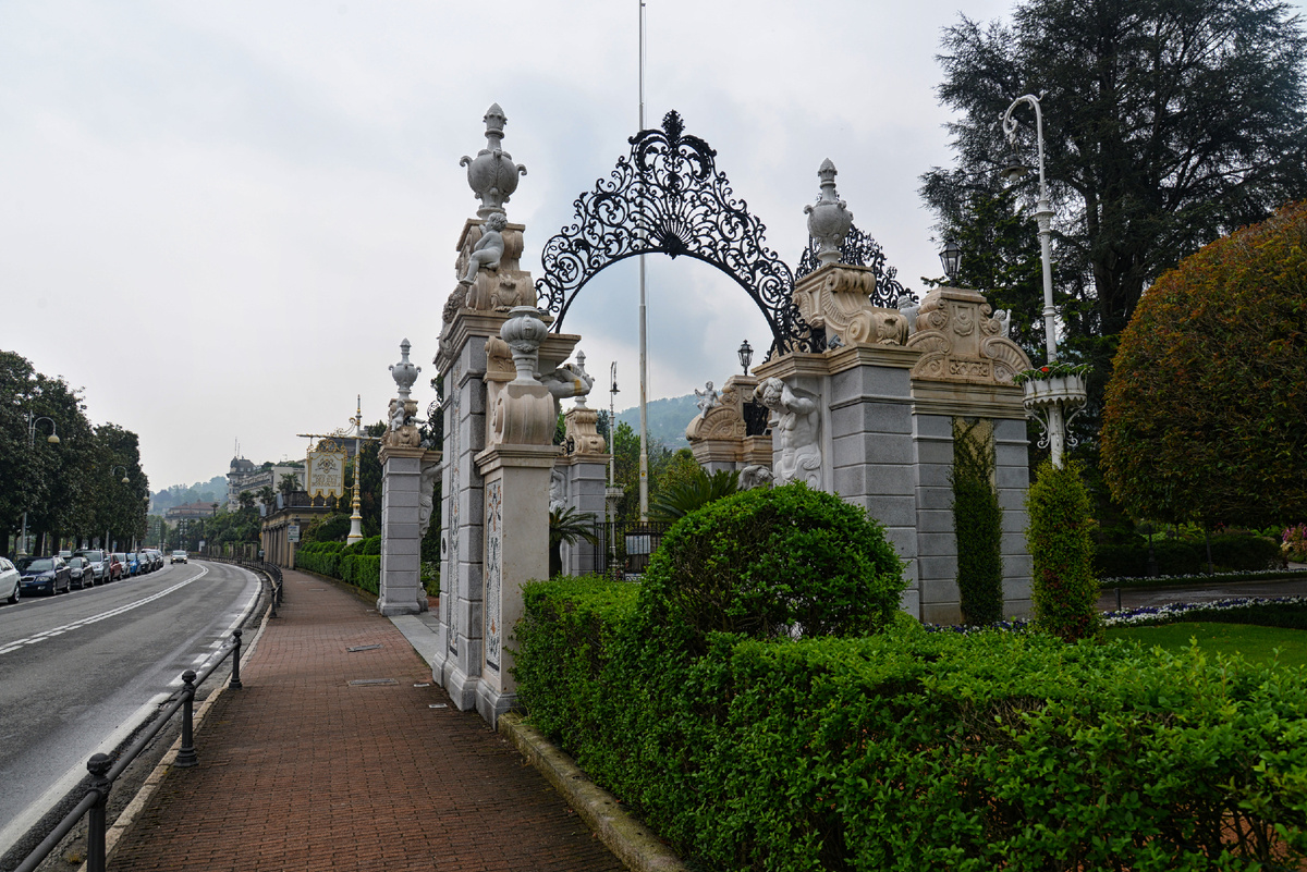 Стреза. Пьемонт. Италия. Вход в парк  Grand Hotel des Iles Borromées . Фотография А.Новикова. 2015