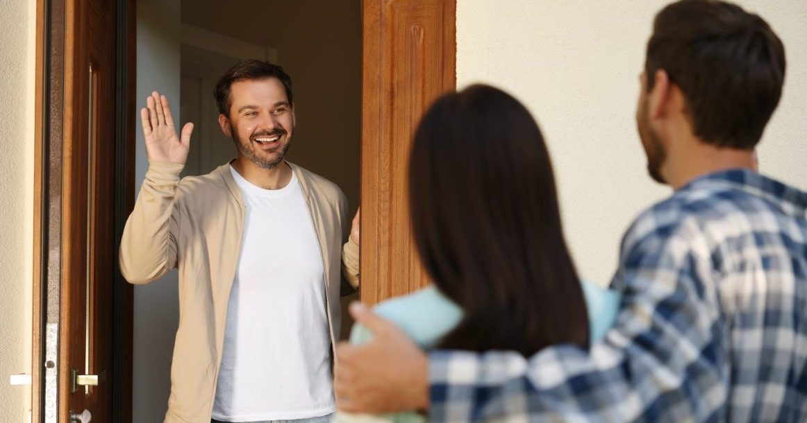 Источник: https://moskvichmag.ru/gorod/kupit-ikru-najti-kota-kak-zhivut-i-obshhayutsya-sosedi-moskvichi/