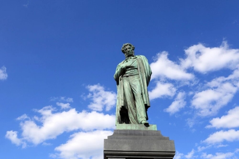    Также памятник — это знак, что человек испытывает холод к кому-либо в своём окружении либо хочет добиться большего, чем имеет сейчас. Фото: istockphoto.com