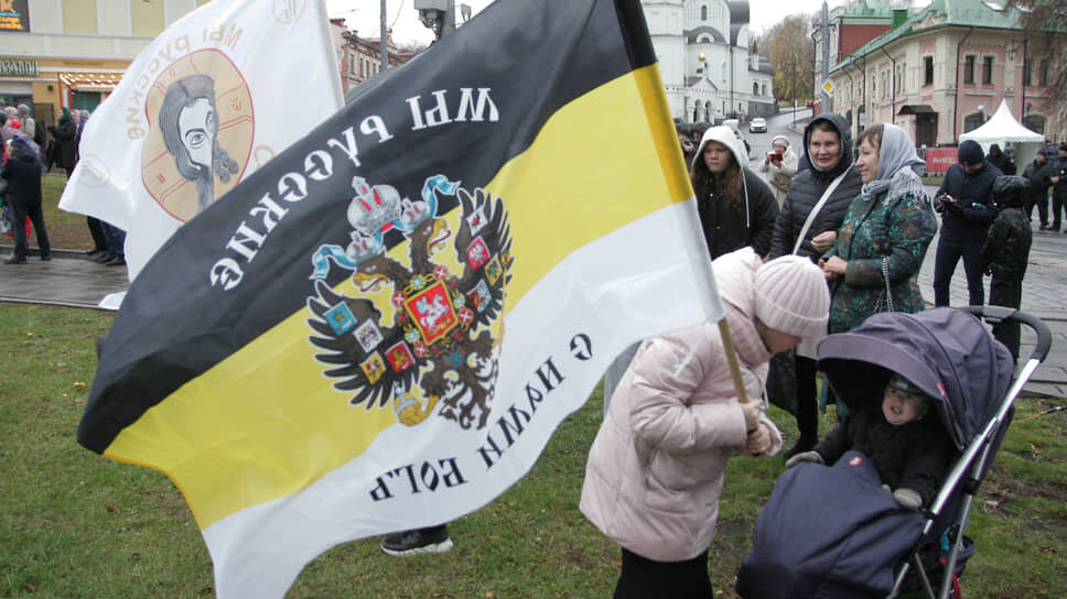 Дети играют с флагом «Мы русские. С нами Бог!».📷Фото: Роман Яровицын / Коммерсантъ