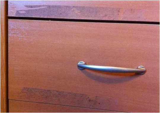 Следы скотча на деревянных ящиках