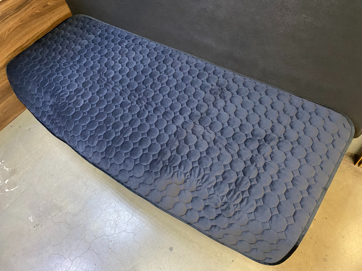 Накидка универсальная СПАЛБЕР для спальников грузовиков. Цвет чёрный соты. Фото СПАЛБЕР_1.