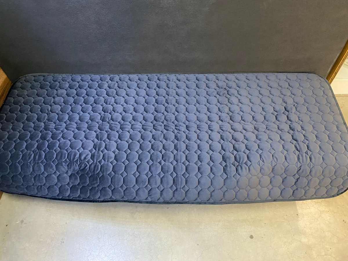 Накидка универсальная СПАЛБЕР для спальников грузовиков. Цвет чёрный соты. Фото СПАЛБЕР_2.