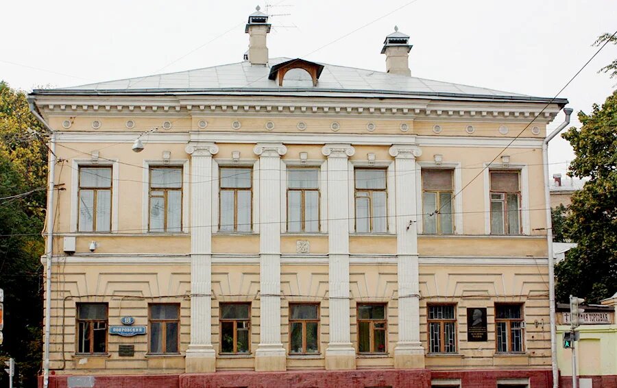 Источник: https://www.forbes.ru/biznes-photogallery/353673-dvoryanskie-gnezda-skolko-stoyat-kvartiry-v-samyh-staryh-osobnyakah