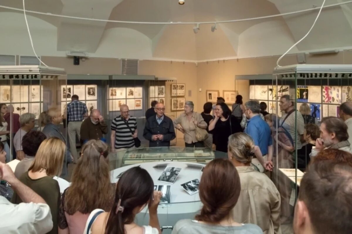    Уникальную экспозицию выставили в Кабинете книги художника в Эрмитаже