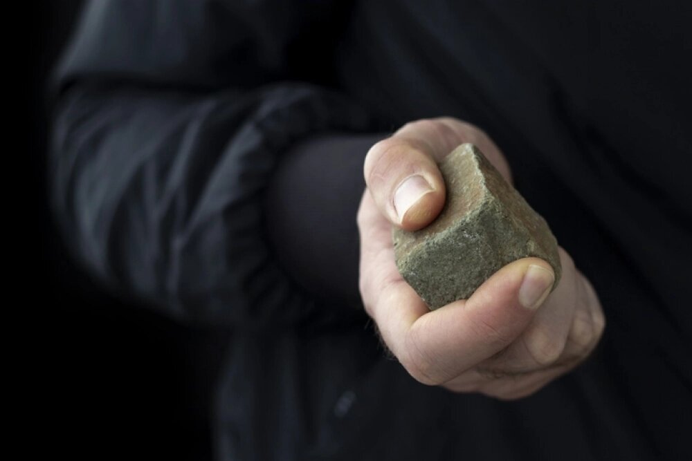    Кидаться камнями — стать более жестким из-за беспрестанных споров и разногласий. Фото: istockphoto.com