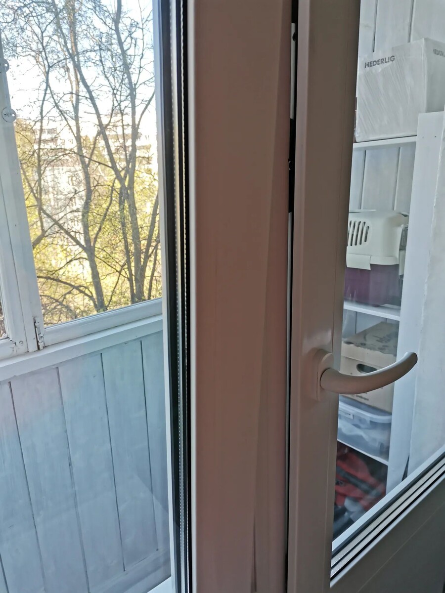 Напишите нам в в Ватсап +7-931-582-68-50 или позвоните по телефону 9-043-042 — и договоритесь о времени прихода мастера по ремонту балконной двери в Веселом поселке С-Пб