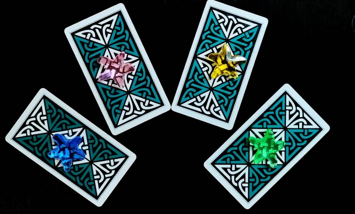 НУЖНО СОСРЕДОТОЧИТЬСЯ И ВЫБРАТЬ КАРТУ