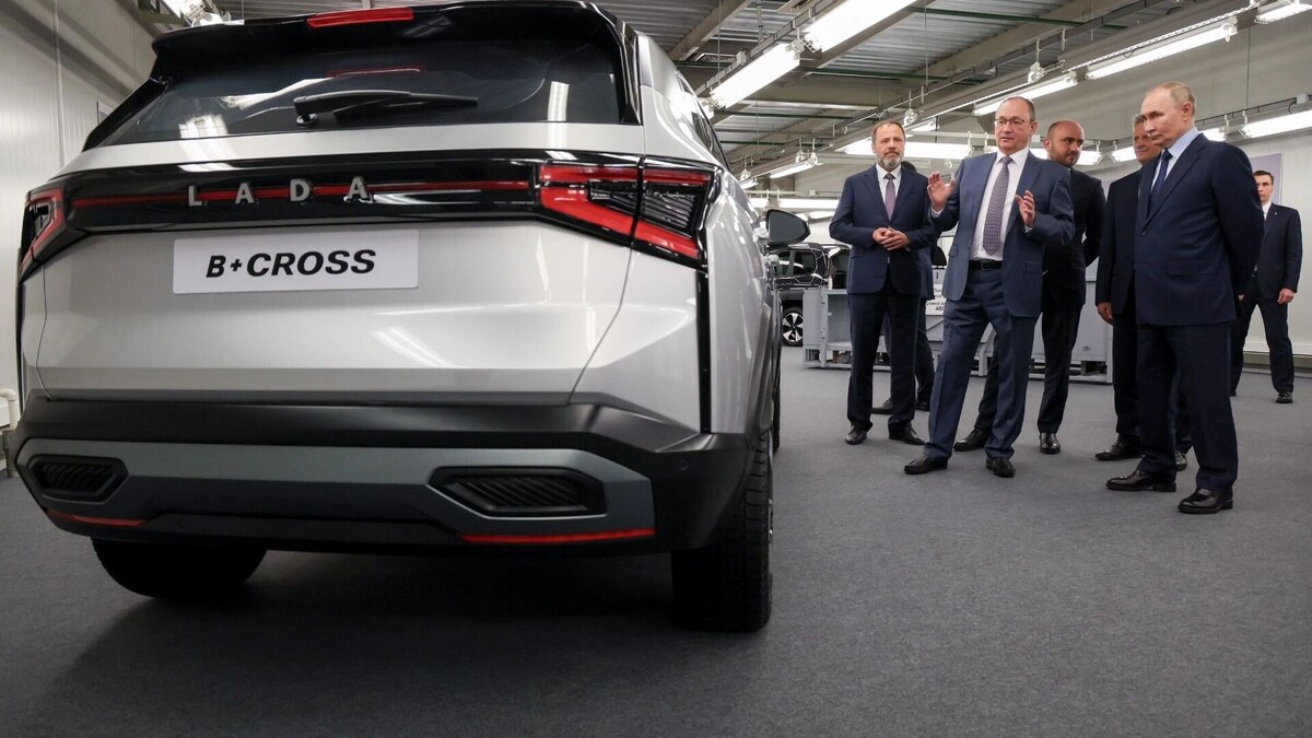 Президент России Владимир Путин и вице-президент «Автоваза» Евгений Шмелев (на первом плане справа налево) во время посещения завода «Автоваз» (январь 2025 г). Фото: Прокофьев Вячеслав, ТАСС