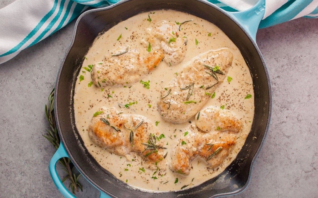 Курица в сливочном соусе «Филадельфия».