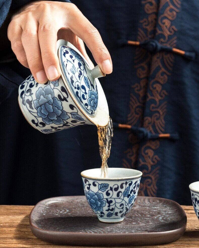 Чаша-гайвань (Gàiwǎn), буквально «чашка с крышкой».