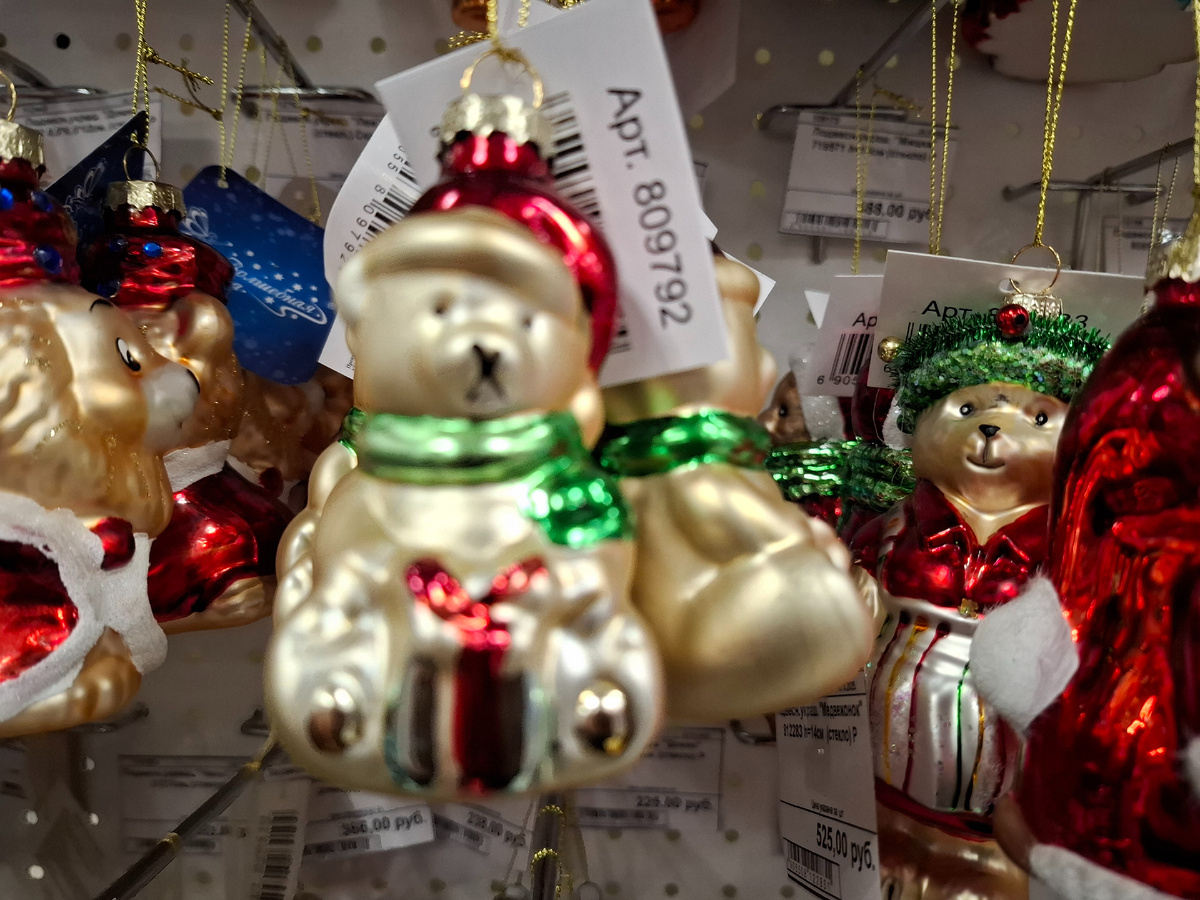 Мишка отказался нормально фотографироваться). Освещение яркое, засветился, зато на заднем плане хорошо видно других