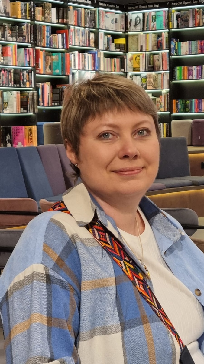 Писательница, член Гильдии драматургов России. Автор книг "Сказки ПРО...", "Нелинейная хронология", "Человека-Подобие", "Пурпурная роза", "Семь сказок" и 20 (!!!) пьес. Номинант литературной премии "Неформат", финалист и победитель конкурсов современной драматургии и литературы (Любимовка, Время драмы, Омская международная драматургическая лаборатория, Исходное событие - XXI век, Поколение21, Автора - на сцену!, Северная нано-сказка и др.). 