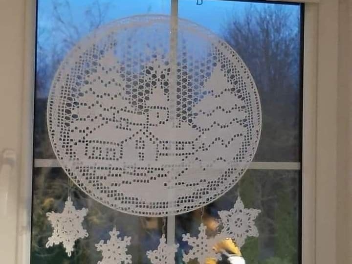 Новогодние занавески, панно и декоративные элементы крючком для интерьера (идеи и схемы)