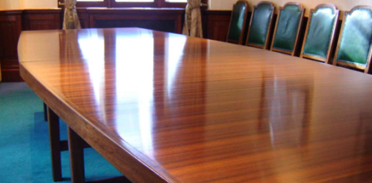 Полированный стол