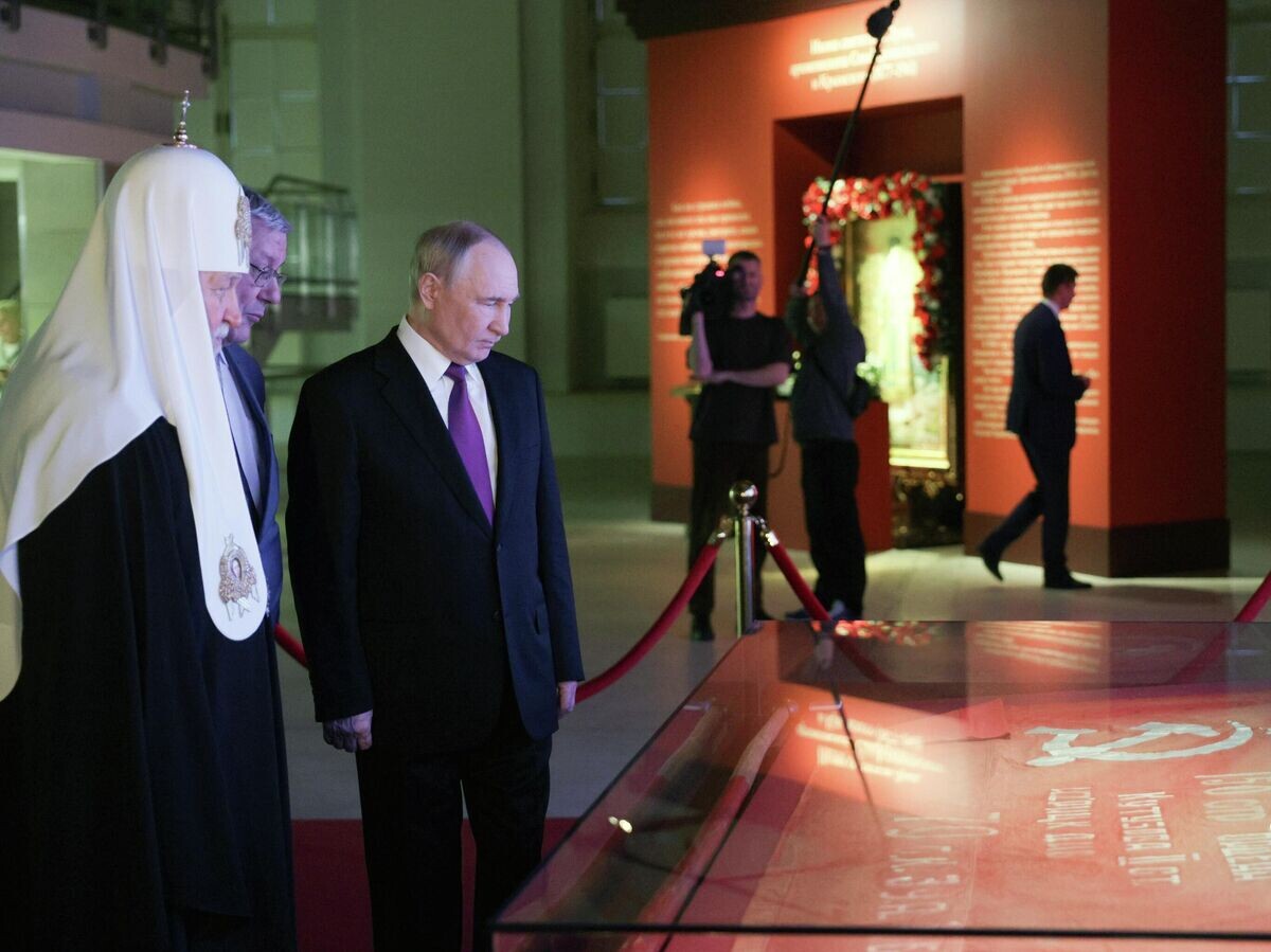    Президент РФ Владимир Путин и патриарх Московский и всея Руси Кирилл во время осмотра экспозиции "Великая Победа. Россия – моя история"© РИА Новости / POOL