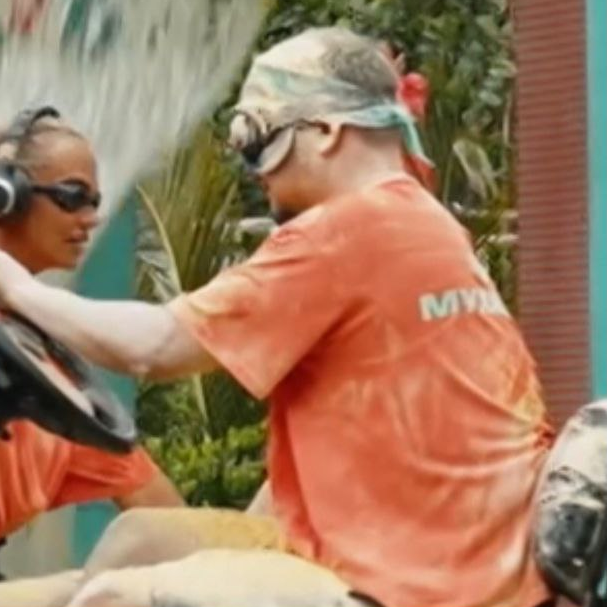 Кадр из шоу "Звезды в джунглях-2"