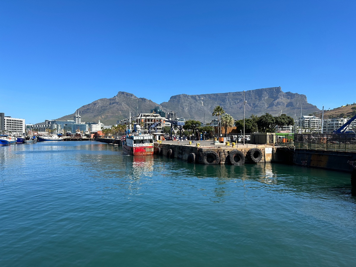 Вид на Столовую гору с Ватерфронта