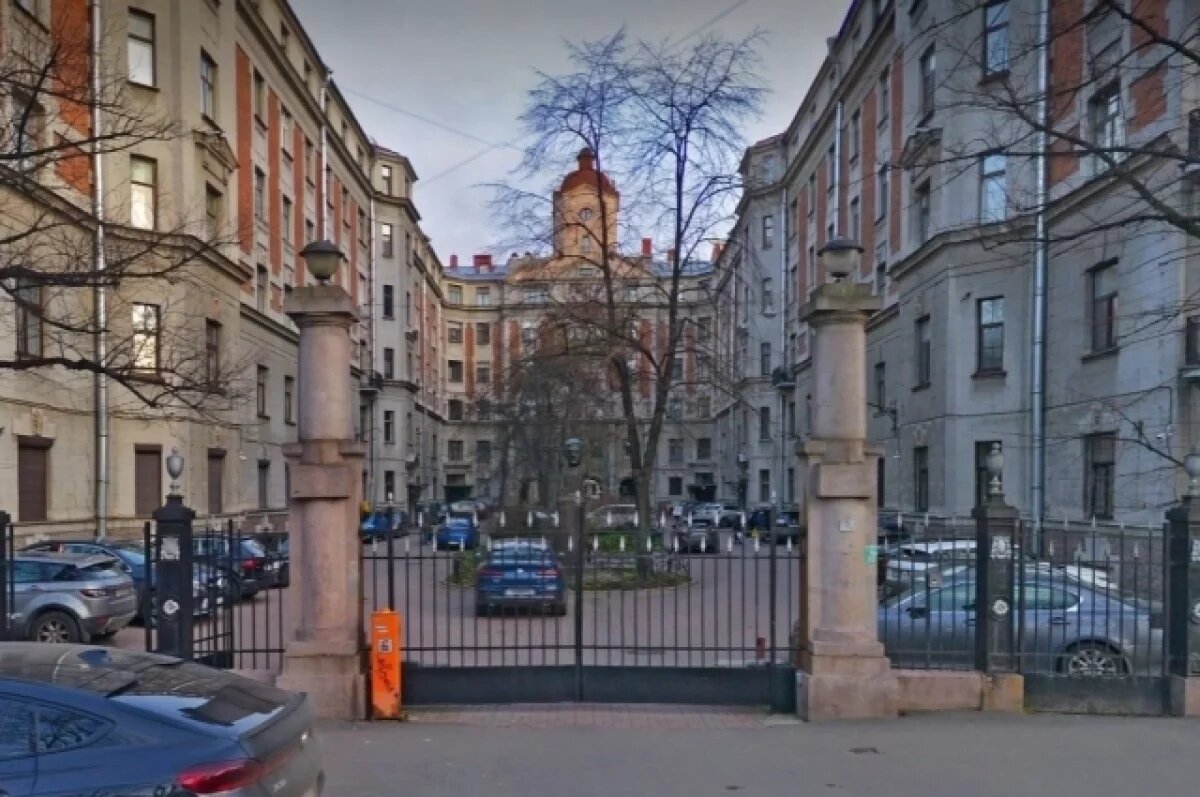    Бюст композитора установлен во дворе дома.