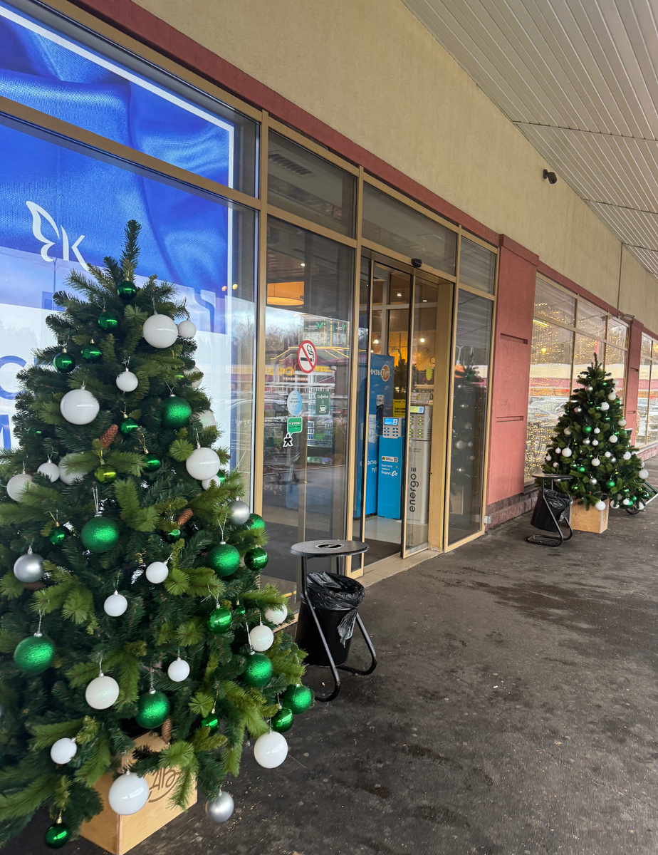 Входная группа магазина Азбука Вкуса. Фотография автора.