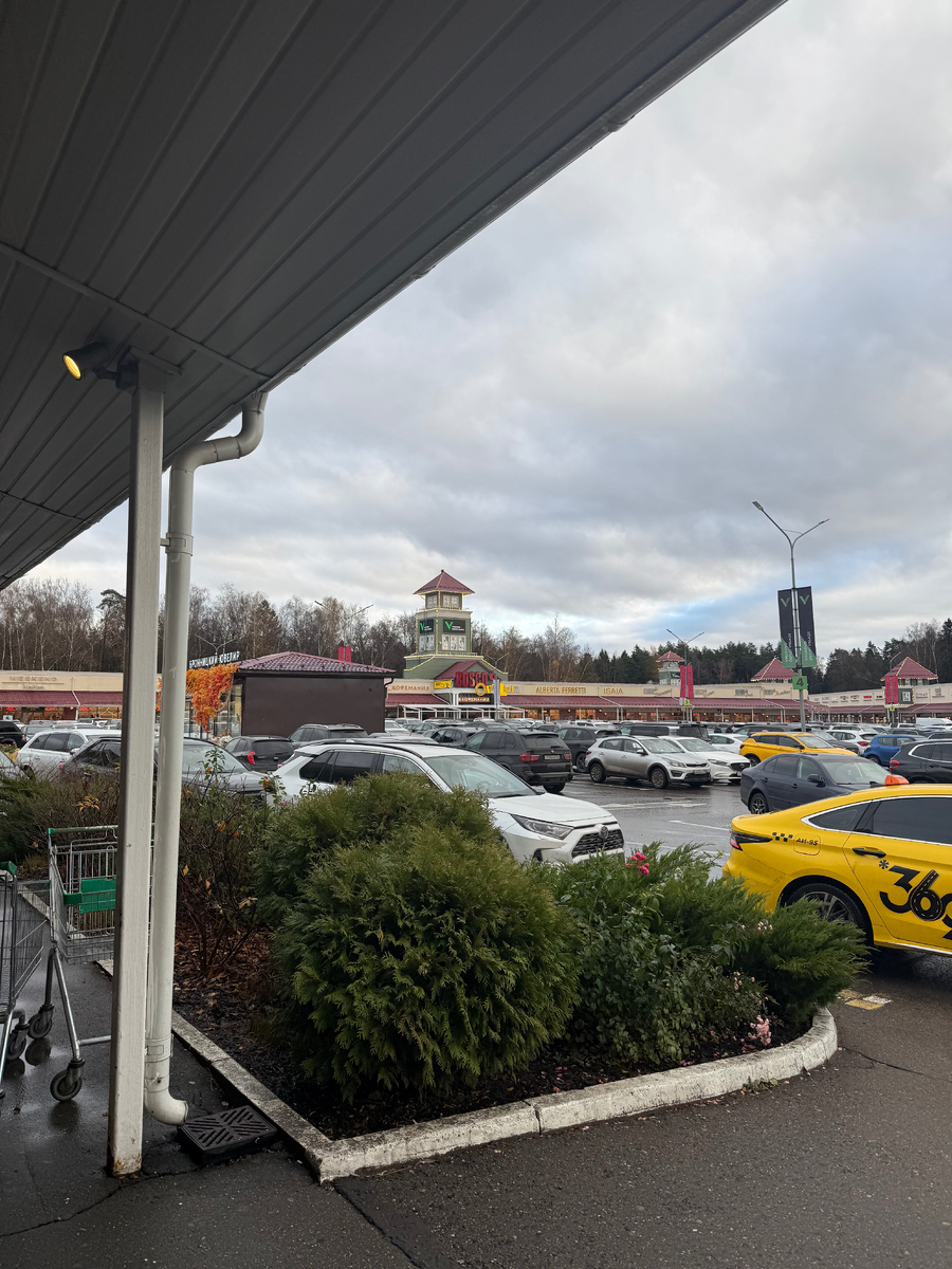 Автомобильная парковка аутлета.