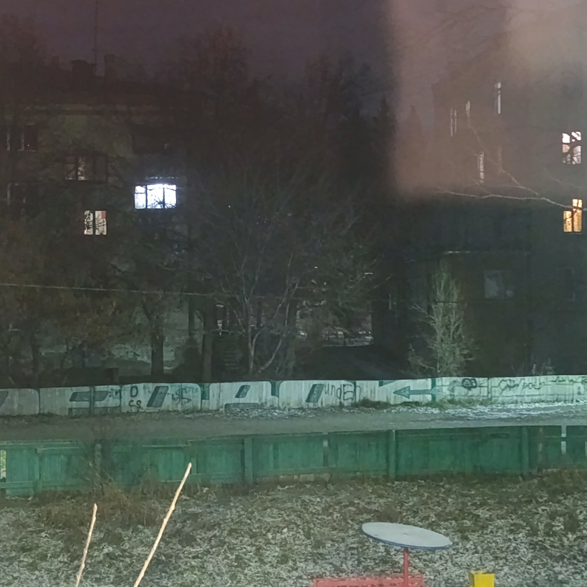 В соседнем доме окна жёлты