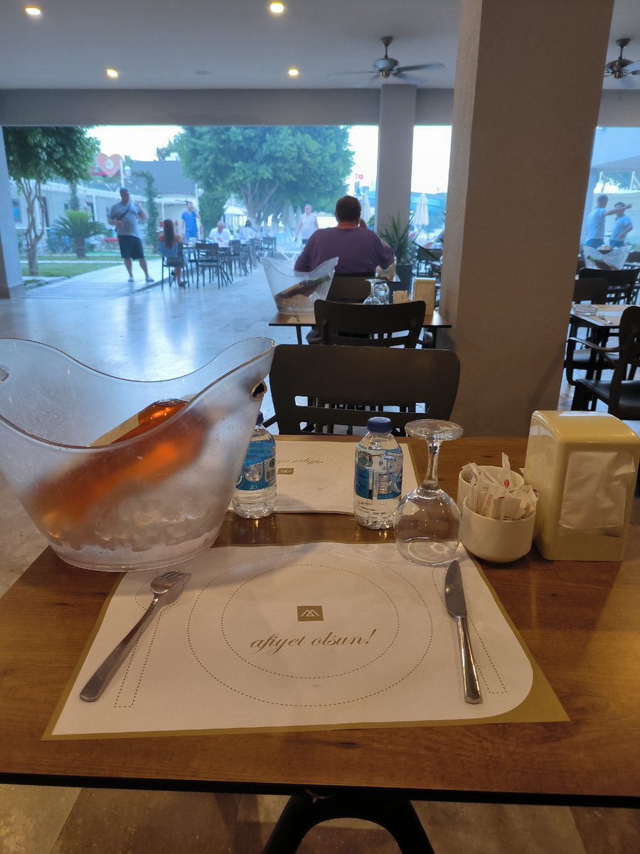 Невкусное розовое вино на ужине