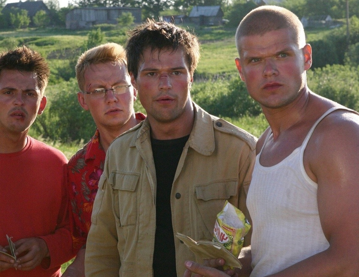 Владимир Яглыч (справа) и Данила Козловский, кадр из сериала «Мы из будущего»