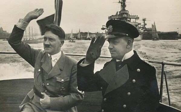 Гитлер и Эрих Редер на смотре бесполезного германского линкорно-крейсерного флота