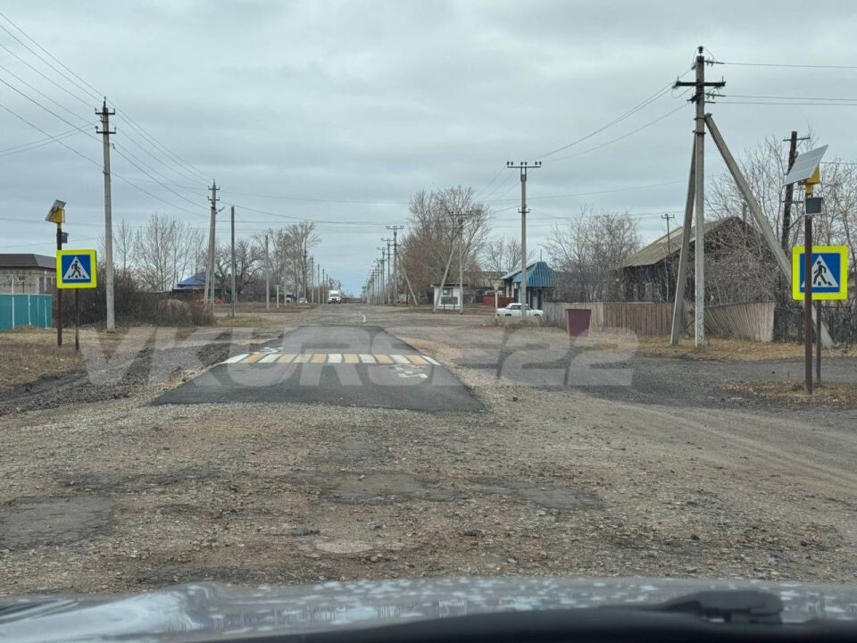    Дорога у школы в Малиновом озере. Источник: "В курсе 22"