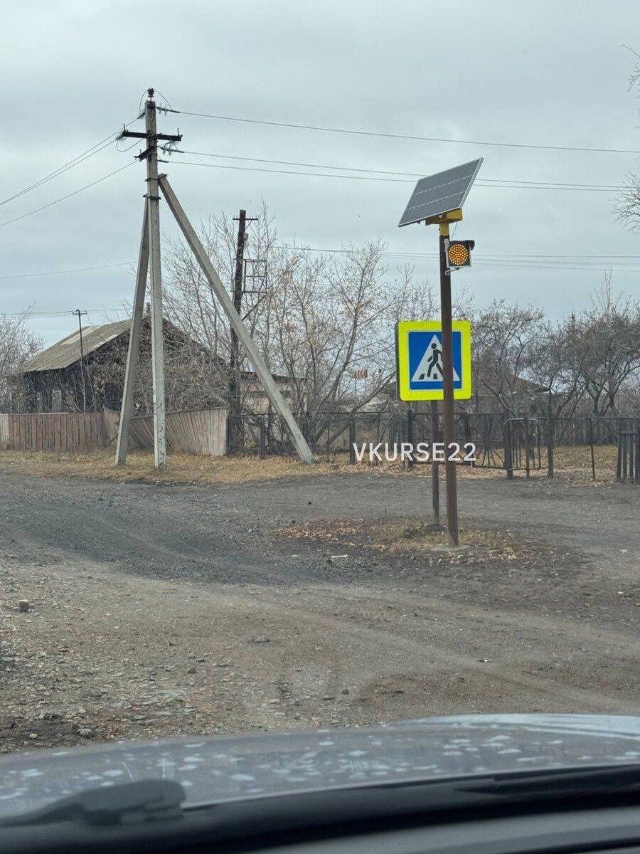    Дорога у школы в Малиновом озере. Источник: "В курсе 22"