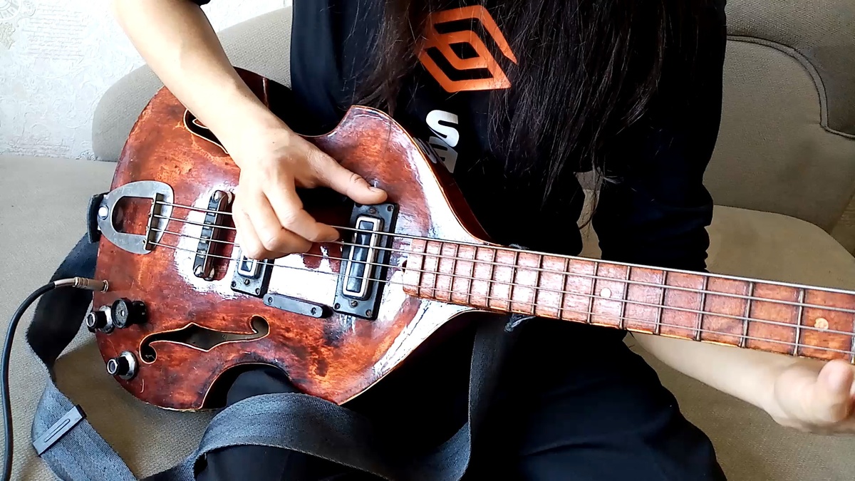 Бас-гитара болгарская "Кремона". Та что у меня в наличии