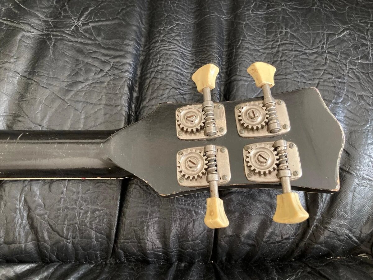 Бас гитара болгарская "Кремона". Колковая механика. Фото с просторов интернета