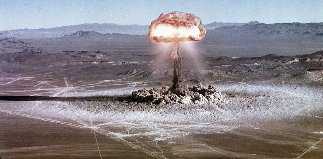 А КРАСИВО СМОТРИТСЯ.. ИЗДАЛИ. Ядерный взрыв в Неваде, 1957г. (Яндекс Картинки - Википедия)