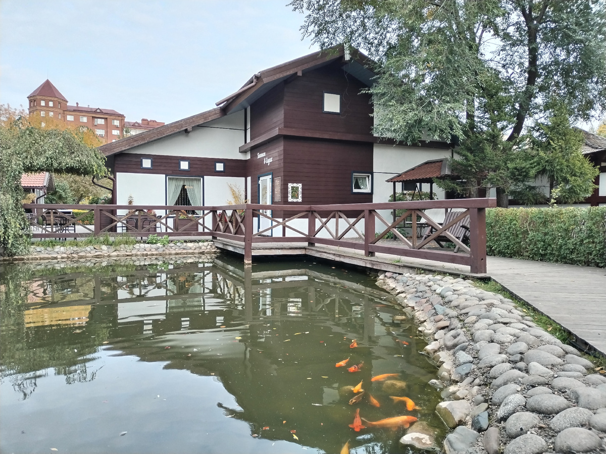 Кафе-блинная у пруда. / –>