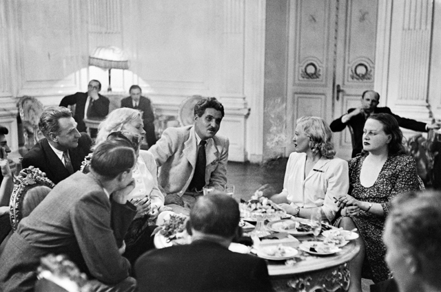 На встрече советских кинематографистов. Слева-направо: кинорежиссер Григорий Александров, актриса Валентина Серова, писатель Константин Симонов и актрисы Любовь Орлова и Татьяна Окуневская. Москва, 1945 год