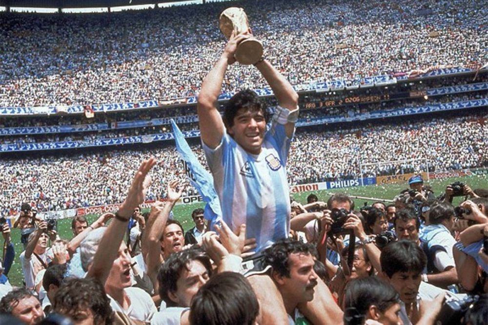 Марадона с Кубком мира 1986. Источник: rg.ru