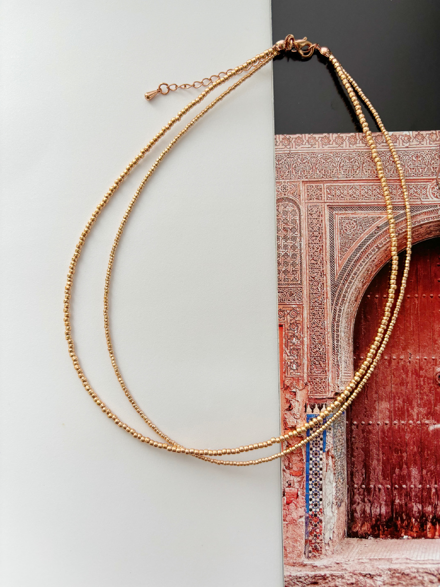 Двойной ряд бисера делает этот чокер более выразительным и объемным. Он красиво подчеркивает линию шеи и придает образу особую изюминку. 