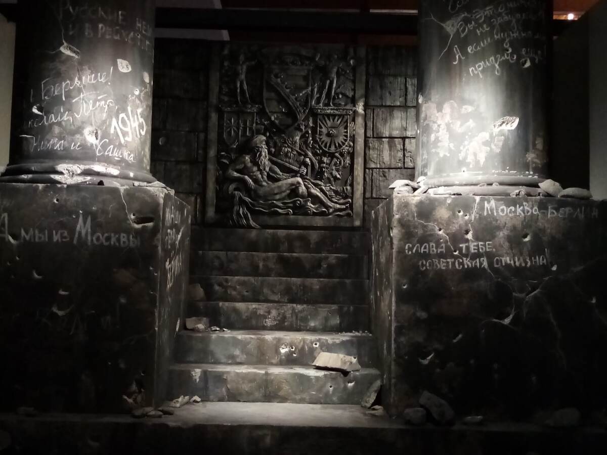 Инсталляция в зале  Штурм Берлина. Победа. 