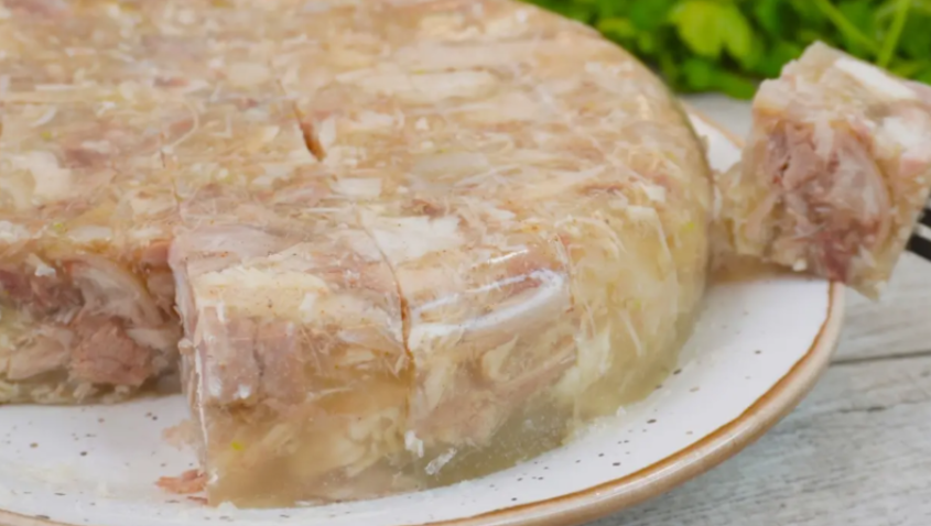 Бульон как стекло, желе как камень. Секреты кристально чистого и крепкого холодца (без желатина)