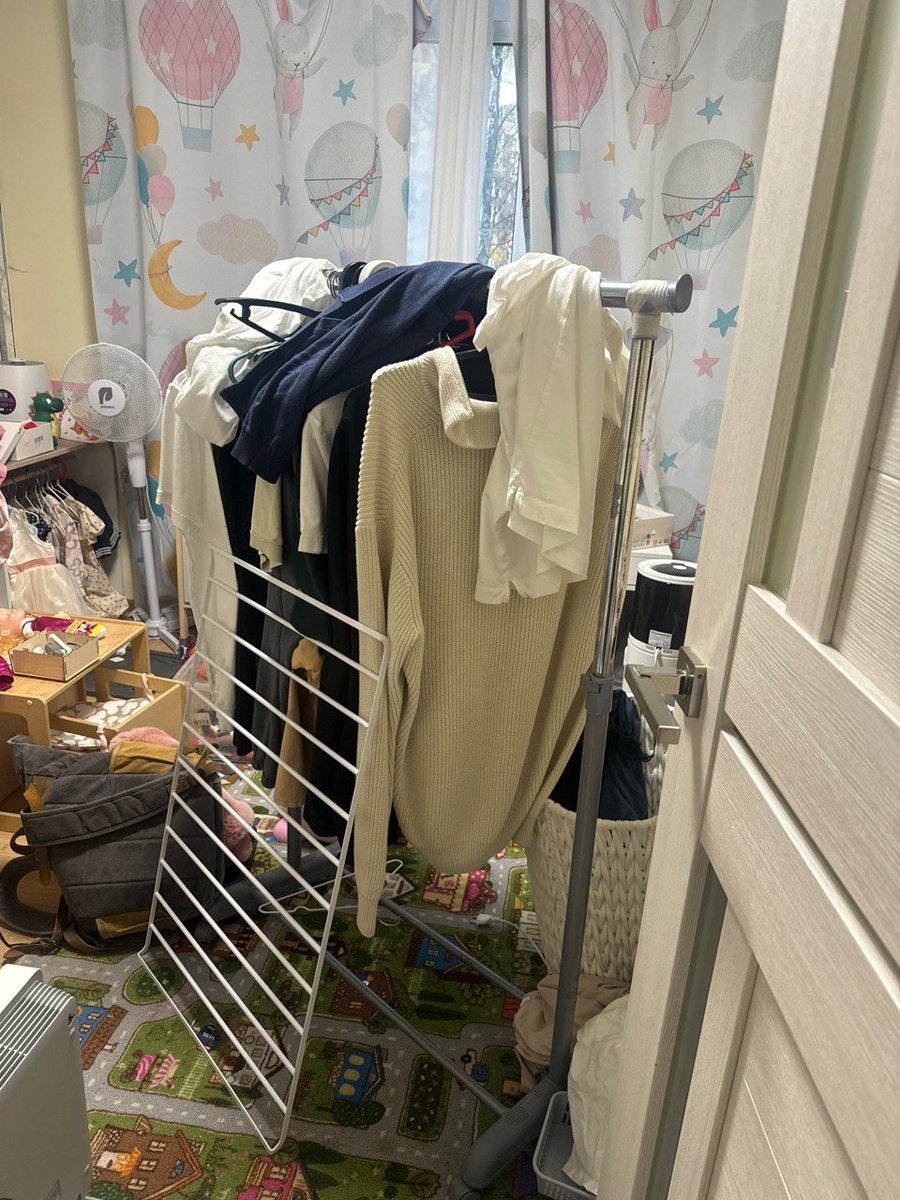 Конечно, мы не свиньи в хлеву, но ситуации как на фото имели периодически место быть: квартира небольшая, вещей много.