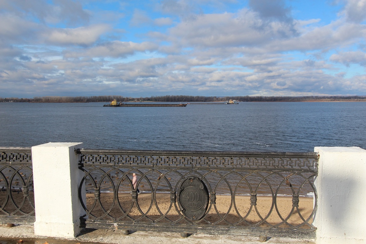 Набережная и ограждение с памятным знаком о 400-летии города 