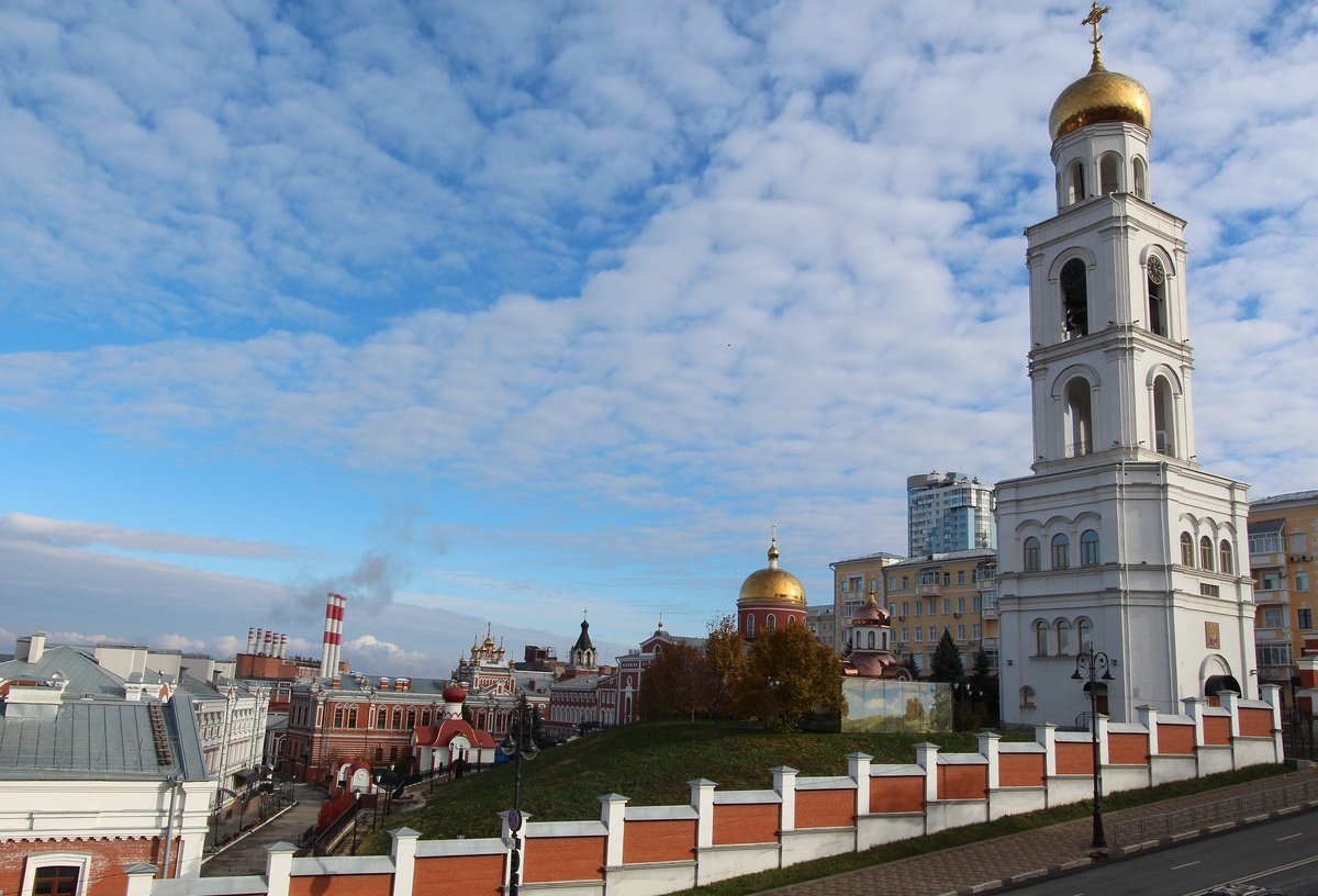Вид на колокольню Никольского храма и Иверский монастырь