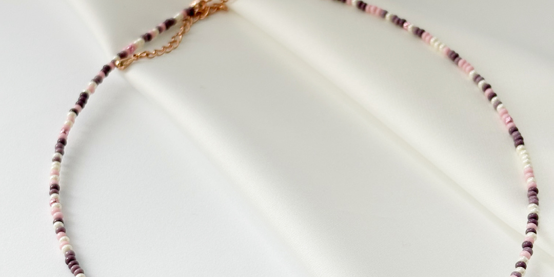 Чокер “Цветение Амаранта”: Нежность и изысканность в палитре PANTONE.