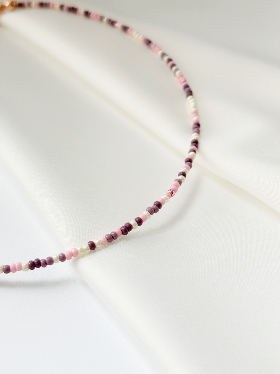 Чокер выполнен в гармоничном сочетании оттенков, которые перекликаются с актуальными цветовыми тенденциями PANTONE.