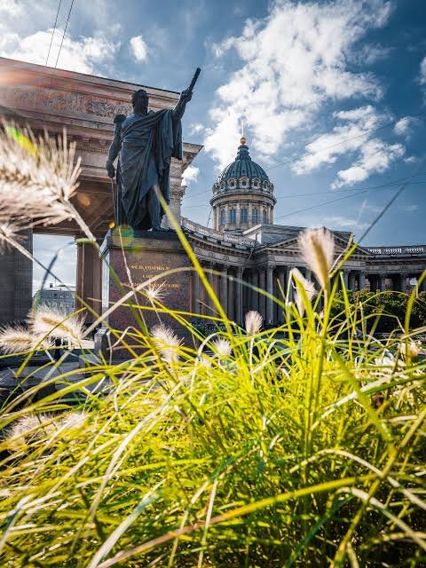 Каза́нский собо́р (Собор Казанской иконы Божией Матери) — один из крупнейших храмов Санкт-Петербурга. Построен на Невском проспекте в 1801—1811 годах архитектором Андреем Воронихиным в стиле русского классицизма для хранения чтимого списка чудотворной иконы Божией Матери Казанской. После Отечественной войны 1812 года приобрёл значение памятника русской воинской славы. В 1813 году здесь был похоронен полководец Михаил Илларионович Кутузов и помещены ключи от взятых городов и другие военные трофеи.