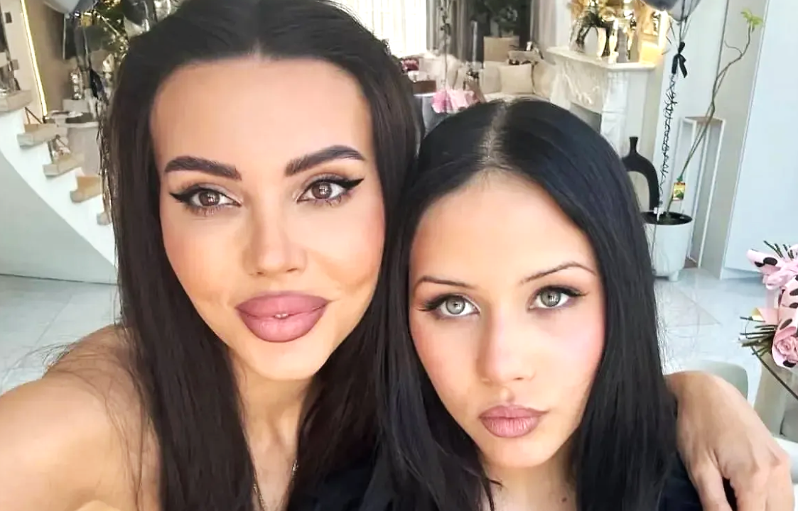 на фото Оксана Самойлова с дочкой Ариелой