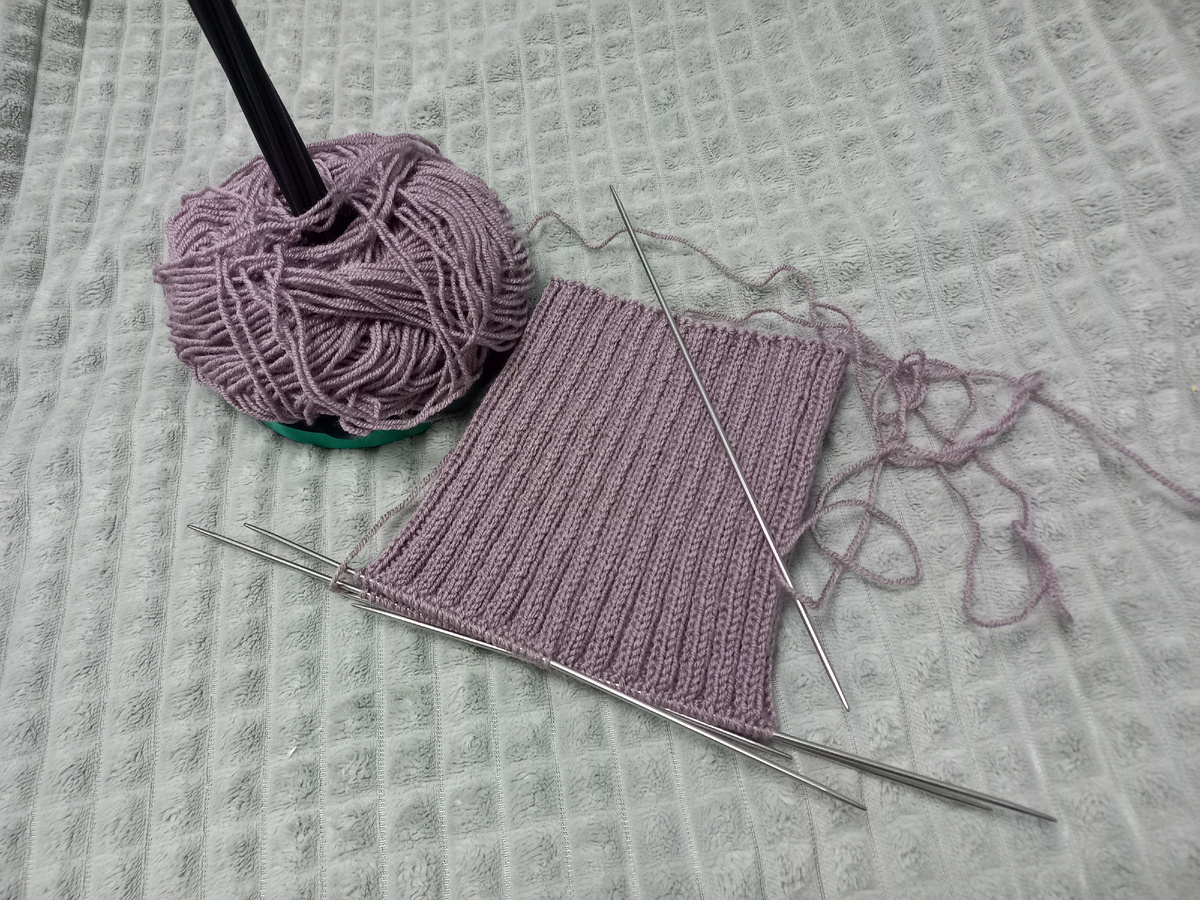 Почти довязала горловину.