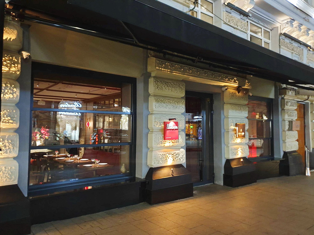 Вход в японский ресторан Oshi Izakaya Emperor